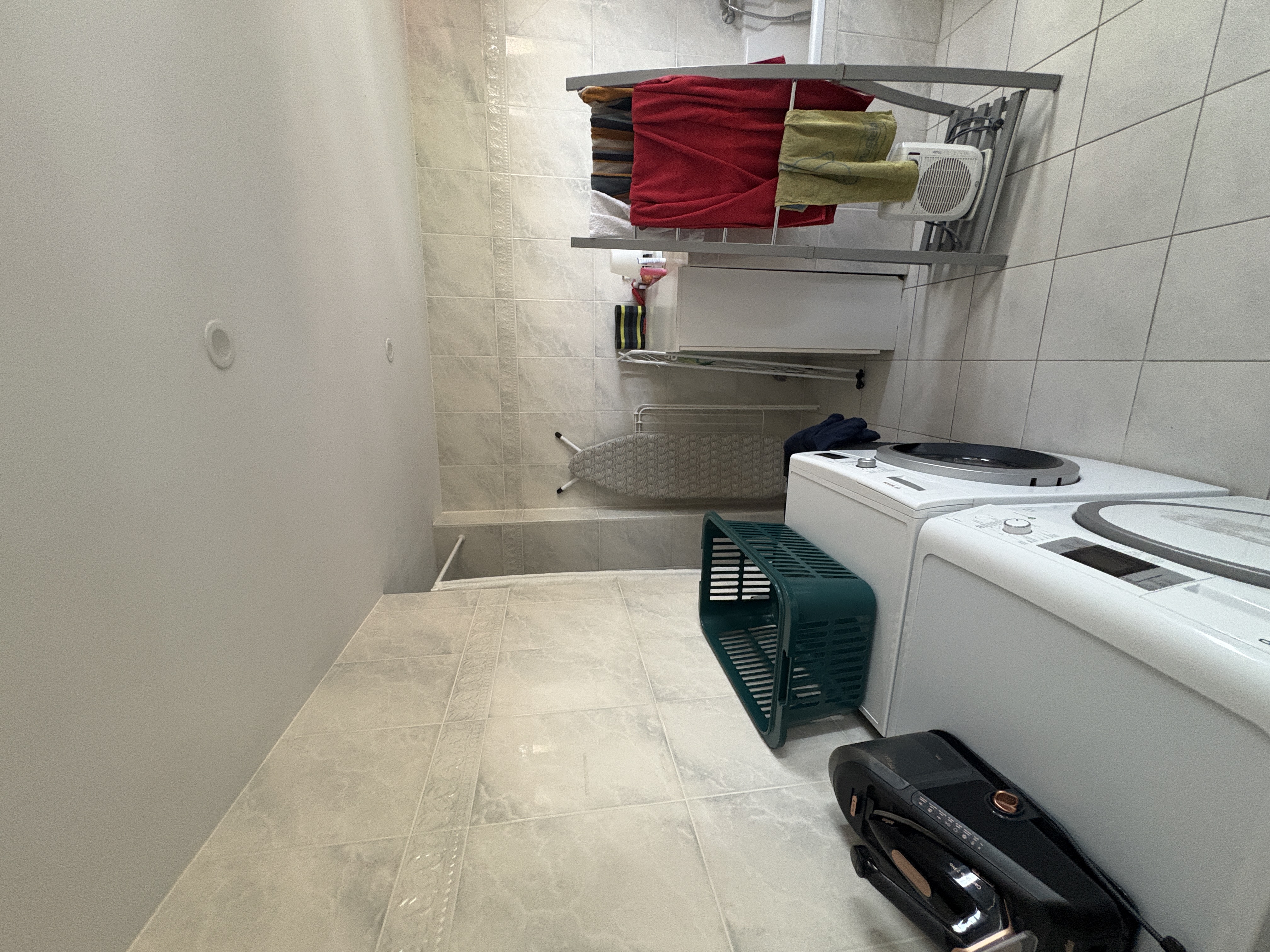 Salle de bain avant rénovation, plafond et carrelage